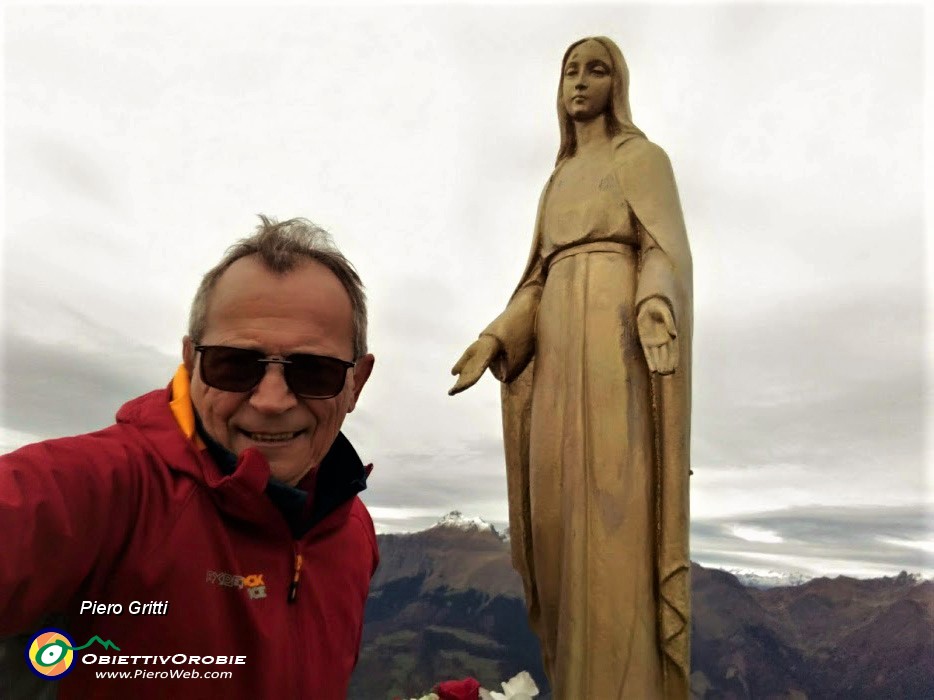 54 Alla Madonnina del Pizzo Baciamorti (2006 m)...col cielo rannuvolato e vento freddo .jpg